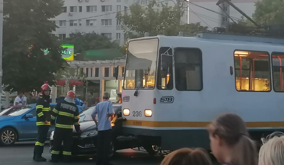 Accident rutier în Capitală între un tramvai şi un autoturism. O persoană a fost rănită