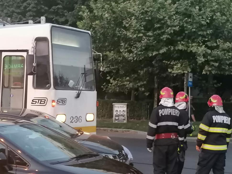 Accident rutier în Capitală între un tramvai şi un autoturism. O persoană a fost rănită 720077