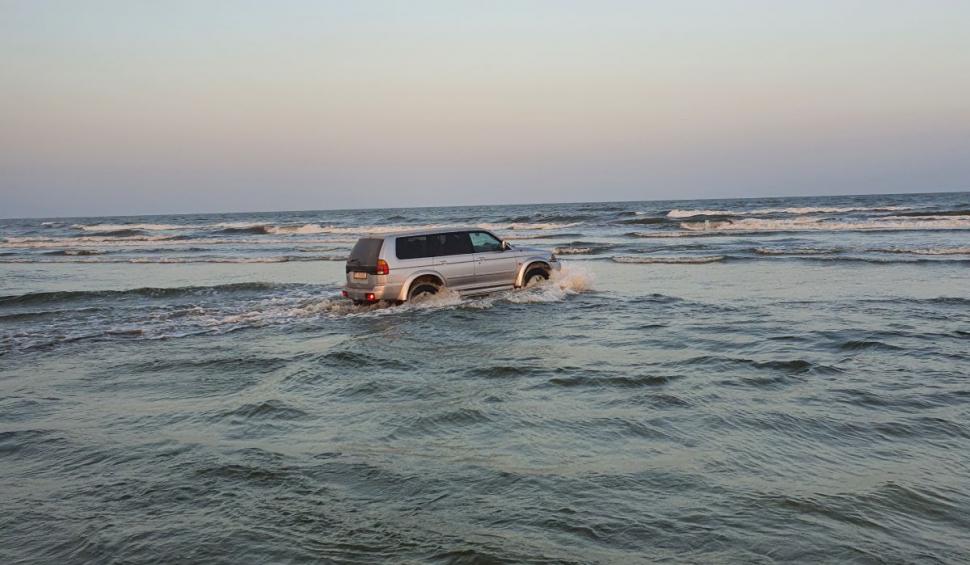 Un şofer din Tulcea a intrat cu maşina în mare, pe plaja din Sulina 719899