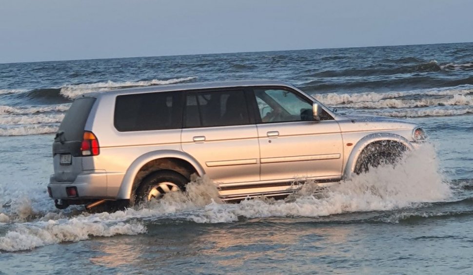 Un şofer din Tulcea a intrat cu maşina în mare, pe plaja din Sulina