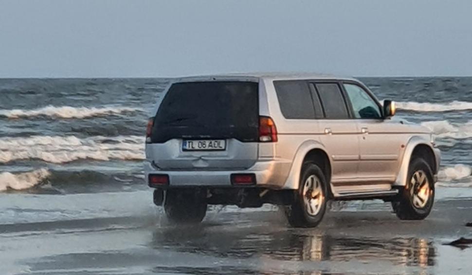 Un şofer din Tulcea a intrat cu maşina în mare, pe plaja din Sulina 719901