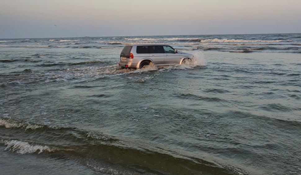 Un şofer din Tulcea a intrat cu maşina în mare, pe plaja din Sulina 719902