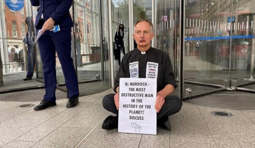 Un preot și-a cusut buzele în semn de protest față de suprimarea informațiilor științifice despre schimbările climatice 720079