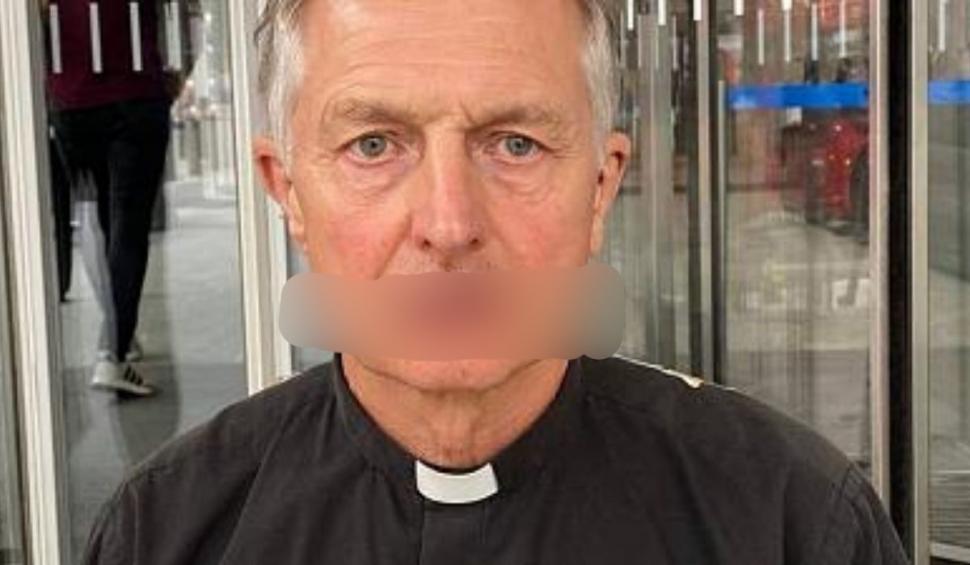 Un preot și-a cusut buzele în semn de protest față de suprimarea informațiilor științifice despre schimbările climatice