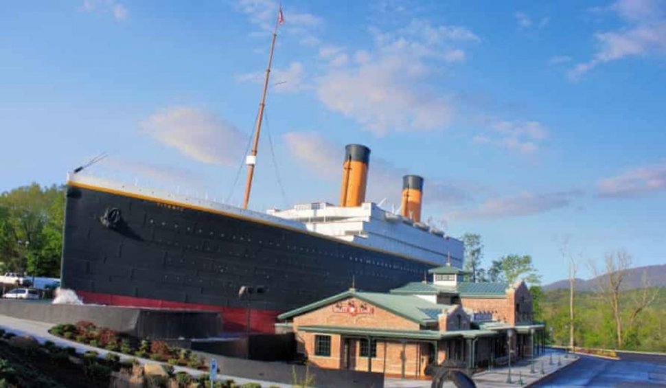 Blestemul Titanicului lovește din nou: Un aisberg s-a prăbușit într-un muzeu, lăsând în urmă mai mulți răniți