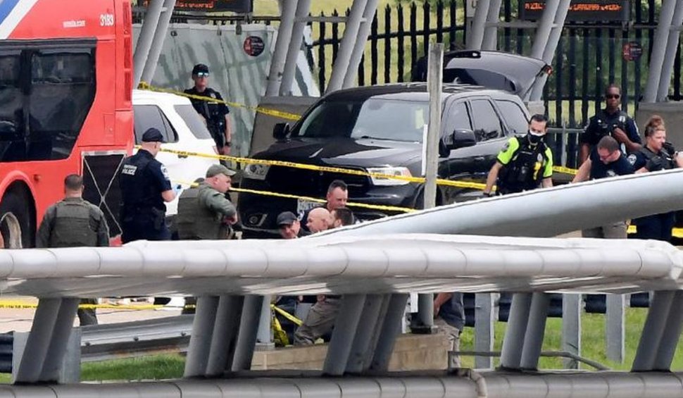 Polițistul de la Pentagon a murit după ce a fost înjunghiat. Atacatorul a fost ucis