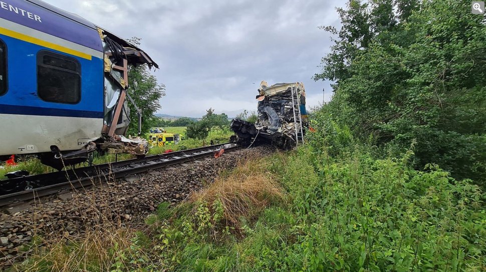 Două trenuri s-au ciocnit în Cehia. Cel puțin doi morți și peste 40 de răniți