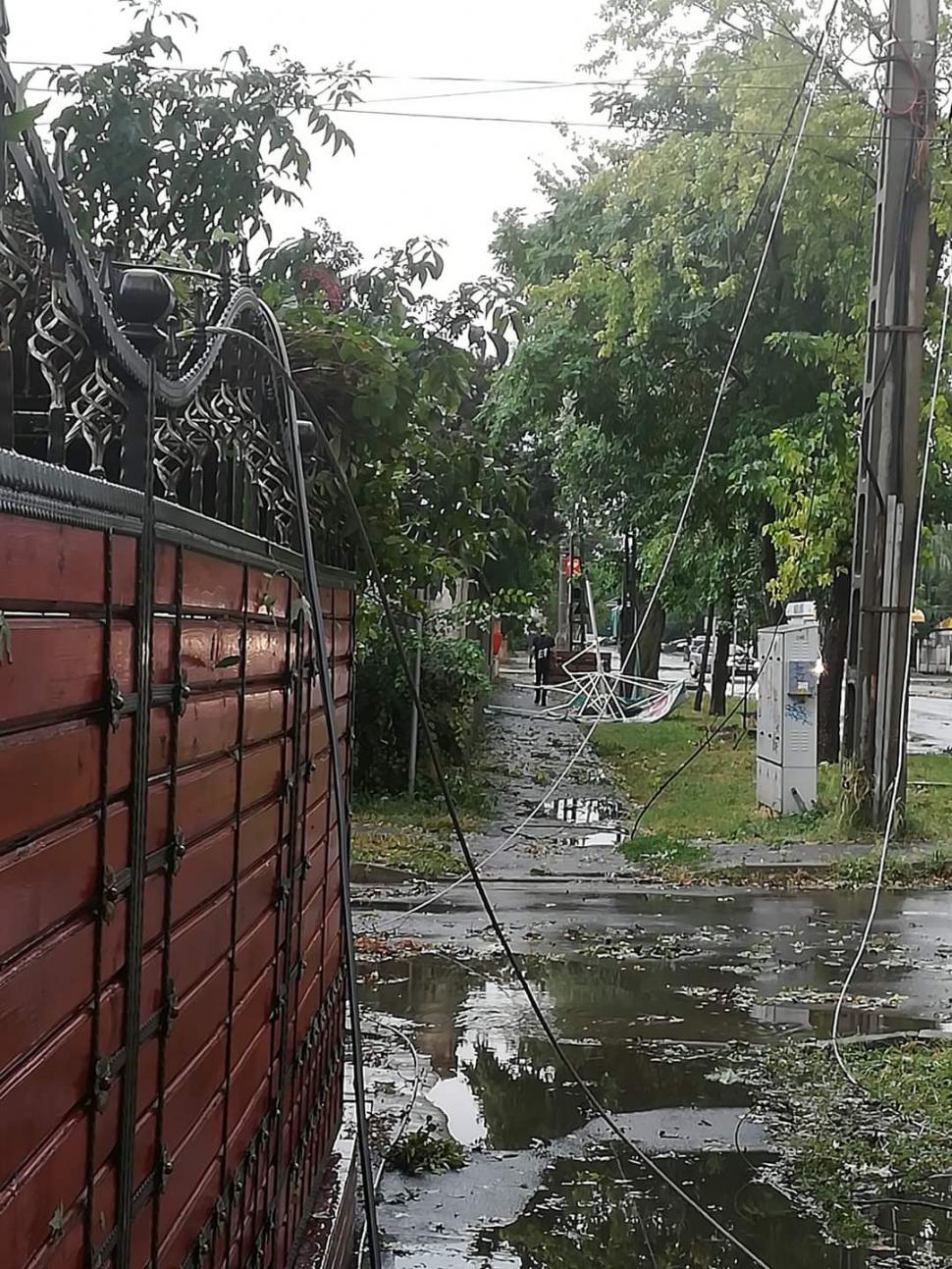 Urgia naturii a făcut prăpăd în Brăila şi Galaţi. Acoperişul unui bloc a căzut peste mai multe maşini 720288