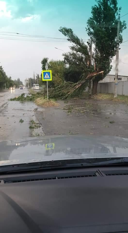 Urgia naturii a făcut prăpăd în Brăila şi Galaţi. Acoperişul unui bloc a căzut peste mai multe maşini 720289