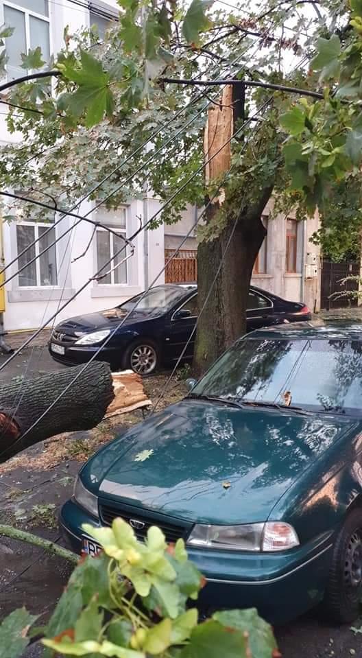 Urgia naturii a făcut prăpăd în Brăila şi Galaţi. Acoperişul unui bloc a căzut peste mai multe maşini 720291