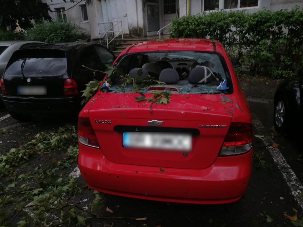 Urgia naturii a făcut prăpăd în Brăila şi Galaţi. Acoperişul unui bloc a căzut peste mai multe maşini 720292