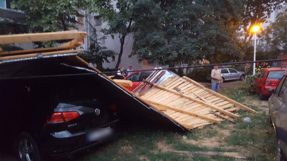 Urgia naturii a făcut prăpăd în Brăila şi Galaţi. Acoperişul unui bloc a căzut peste mai multe maşini 720293