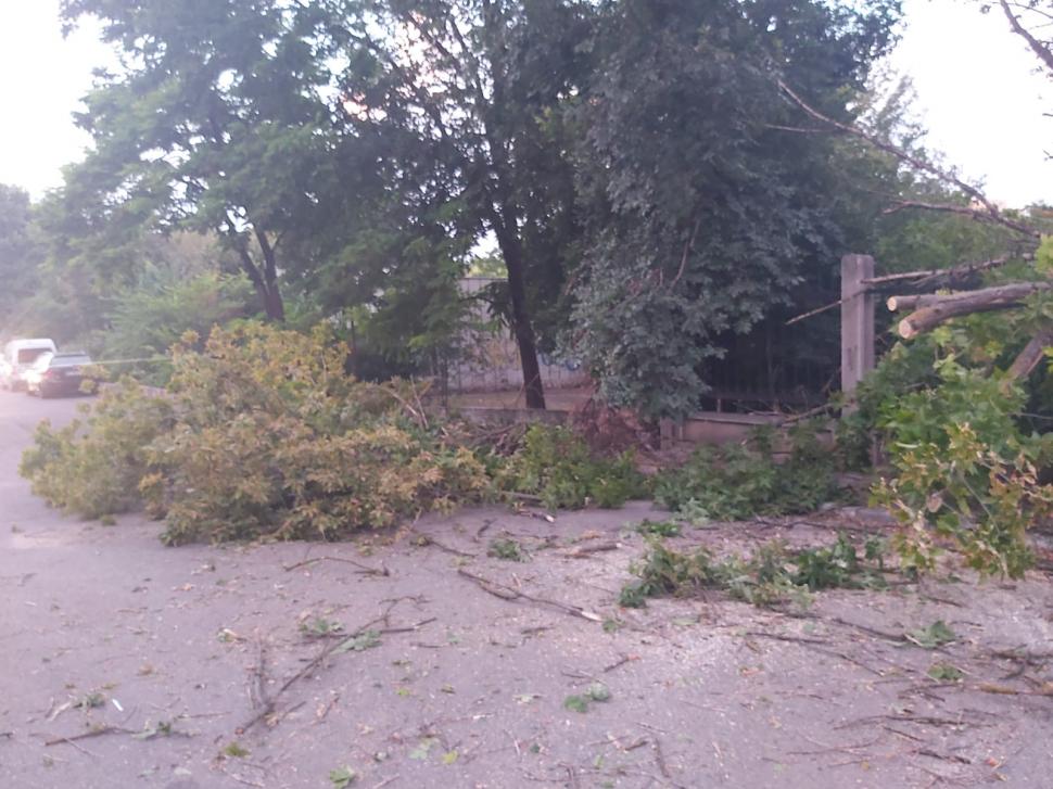 Urgia naturii a făcut prăpăd în Brăila şi Galaţi. Acoperişul unui bloc a căzut peste mai multe maşini 720295