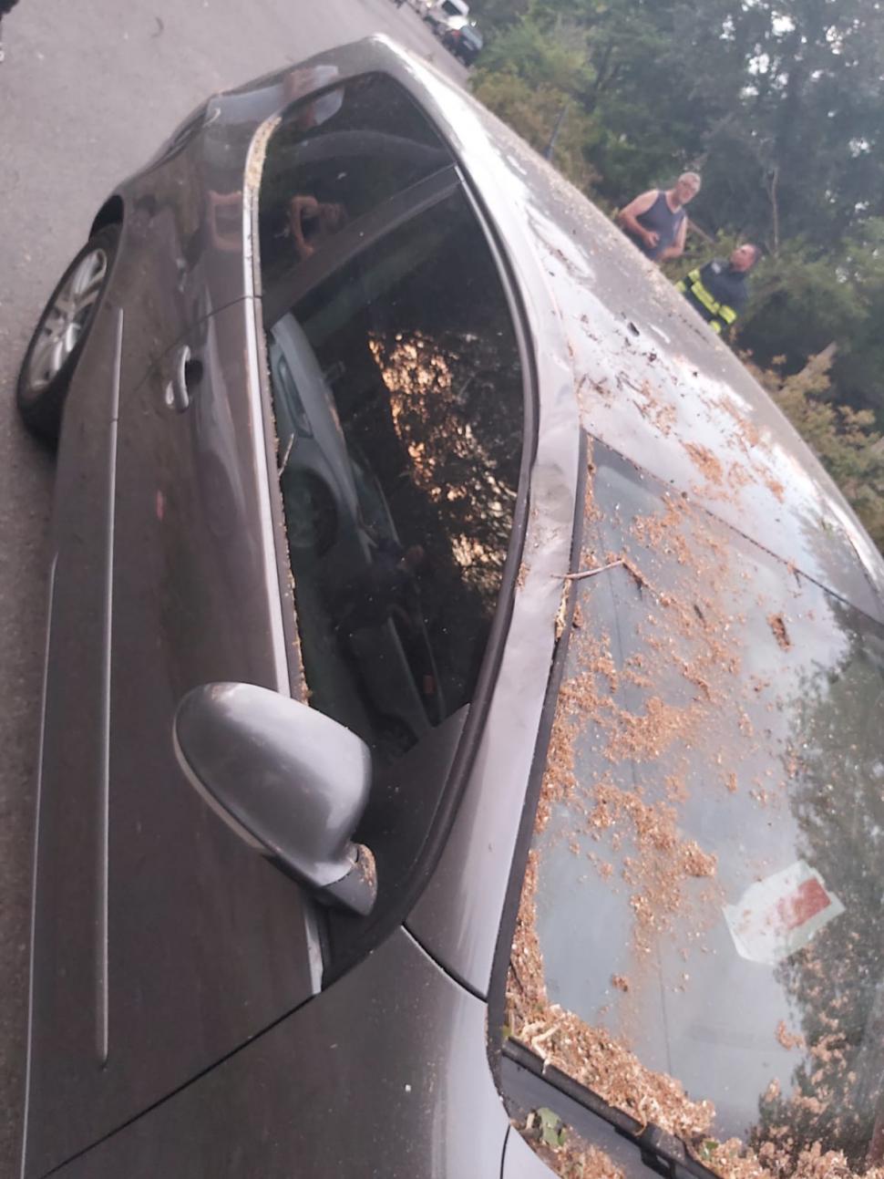 Urgia naturii a făcut prăpăd în Brăila şi Galaţi. Acoperişul unui bloc a căzut peste mai multe maşini 720296