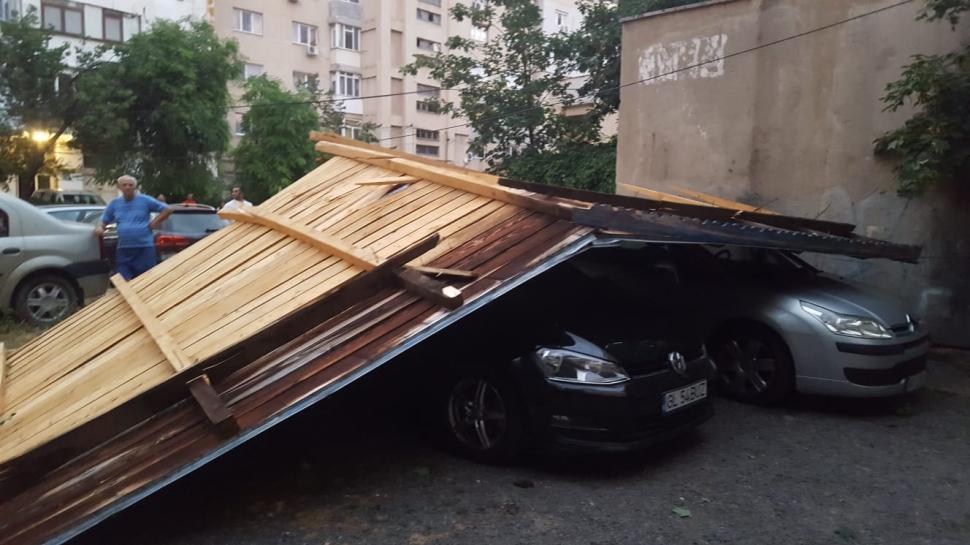 Urgia naturii a făcut prăpăd în Brăila şi Galaţi. Acoperişul unui bloc a căzut peste mai multe maşini 720297