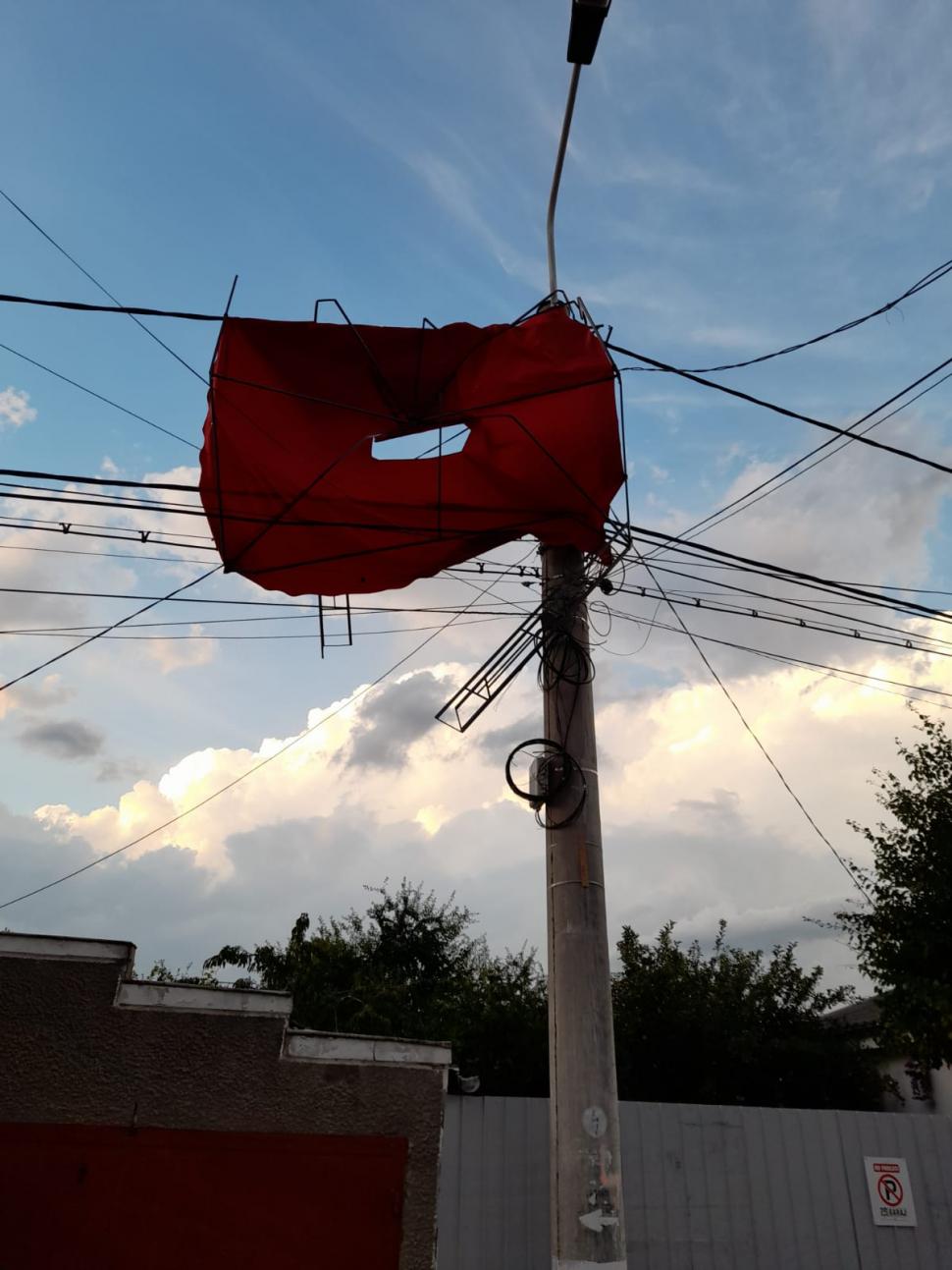 Urgia naturii a făcut prăpăd în Brăila şi Galaţi. Acoperişul unui bloc a căzut peste mai multe maşini 720298