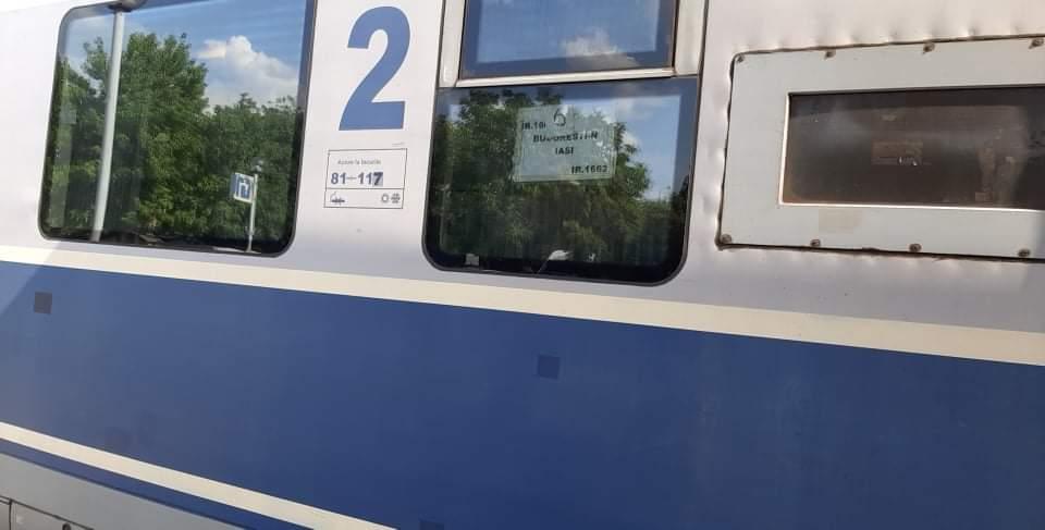 Un bărbat din Botoşani a murit în tren, lângă soţie. Ambulanţa Vaslui: "Femeia credea că el doarme" 720408