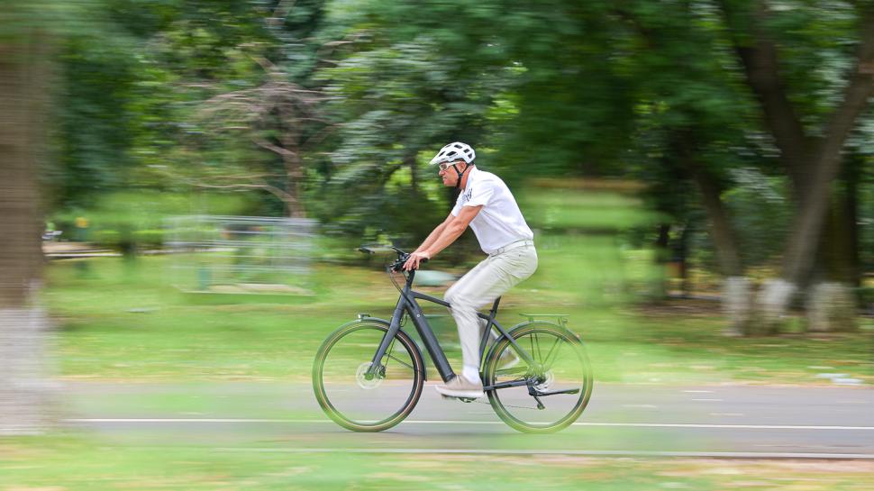 Cât costă bicicleta și ținuta pe care a purtat-o Iohannis, joi, în plimbarea spre Cotroceni 720419
