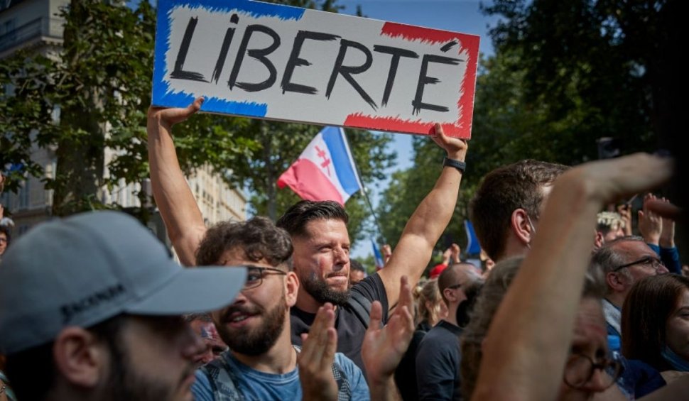 În ciuda protestelor violente, Franța validează permisul sanitar. Vor fi totuși blocate unele prevederi