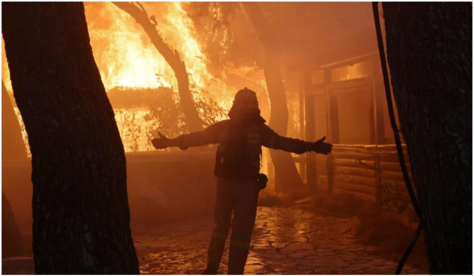 Noapte de infern în suburbiile Atenei: flăcările au mistuit zeci de case, localnicii au fost evacuați 720368