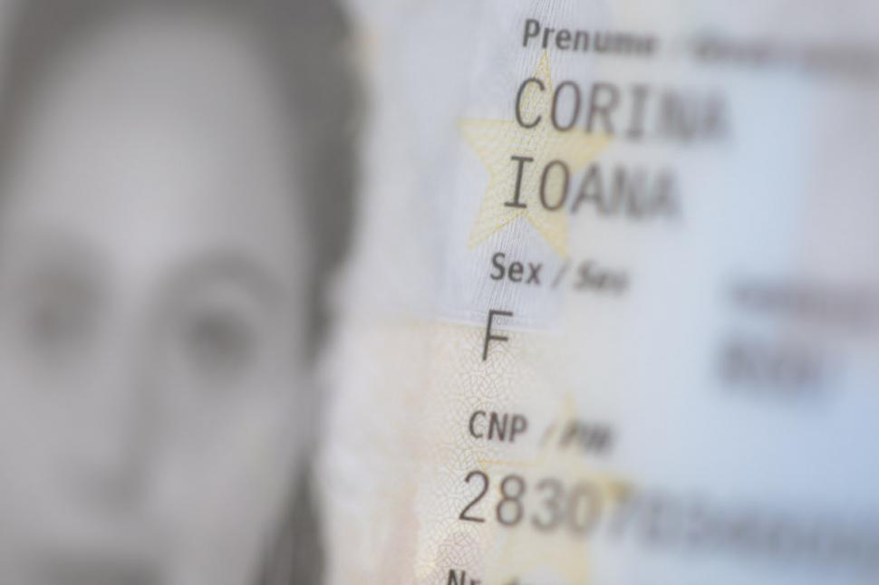 MAI explică de ce noul buletin electronic are afișat “gen” în loc de “sex”  720332