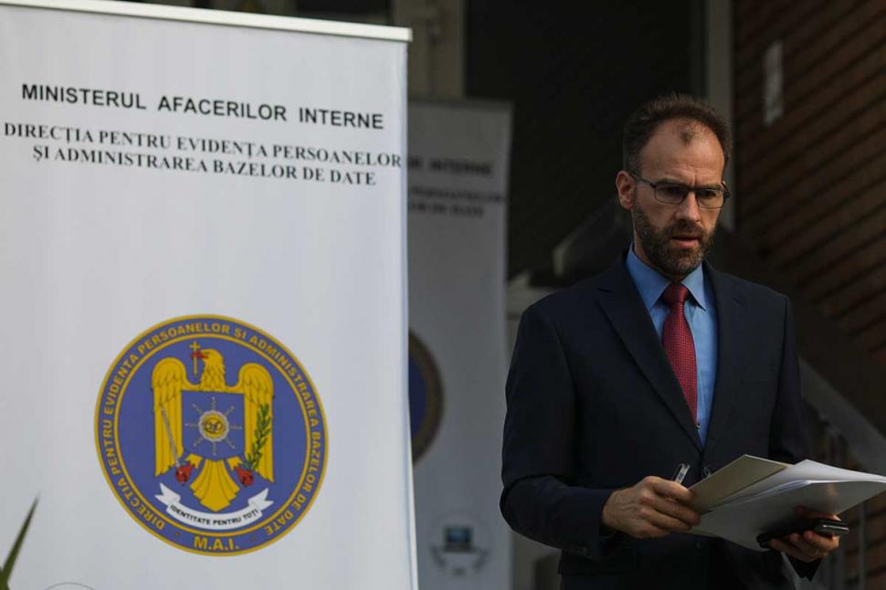 MAI explică de ce noul buletin electronic are afișat “gen” în loc de “sex”  720349