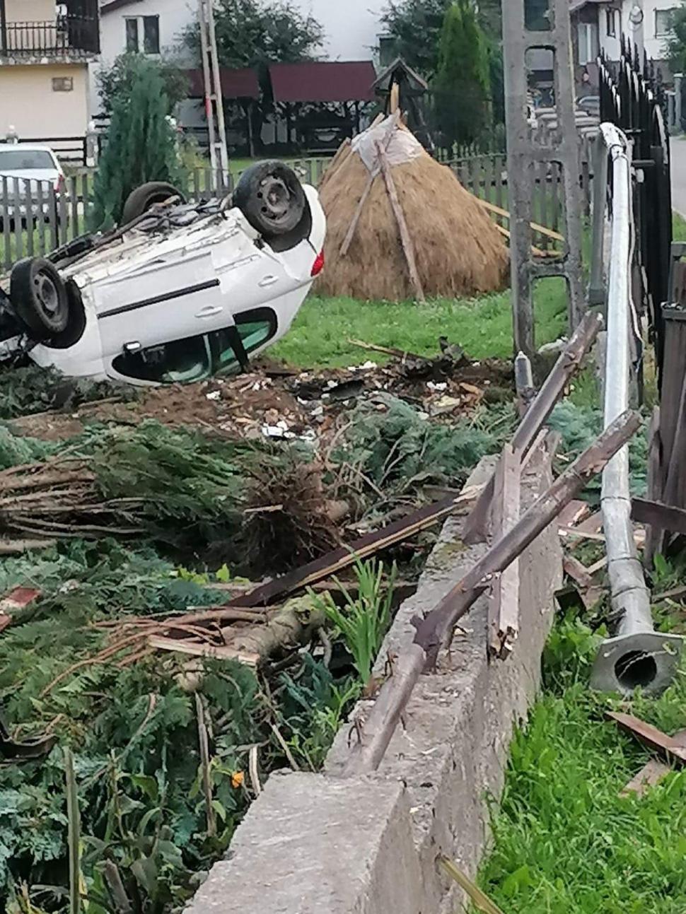 Un minor băut a dărâmat gardul unei case în miez de noapte şi a ajuns cu maşina, cu roţile în sus, în curtea unei familii 720421