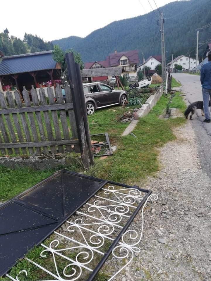 Un minor băut a dărâmat gardul unei case în miez de noapte şi a ajuns cu maşina, cu roţile în sus, în curtea unei familii 720422