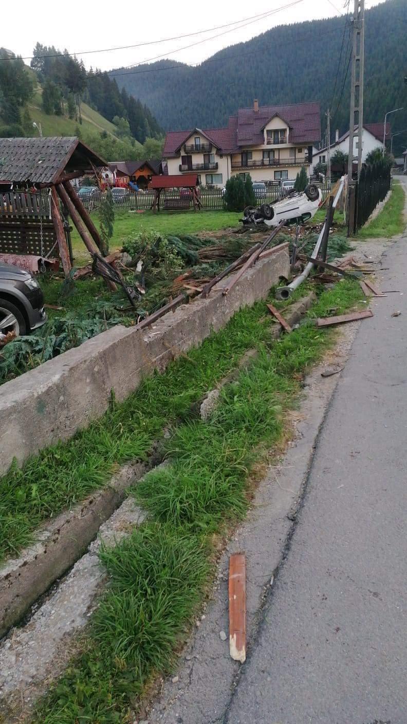 Un minor băut a dărâmat gardul unei case în miez de noapte şi a ajuns cu maşina, cu roţile în sus, în curtea unei familii 720423