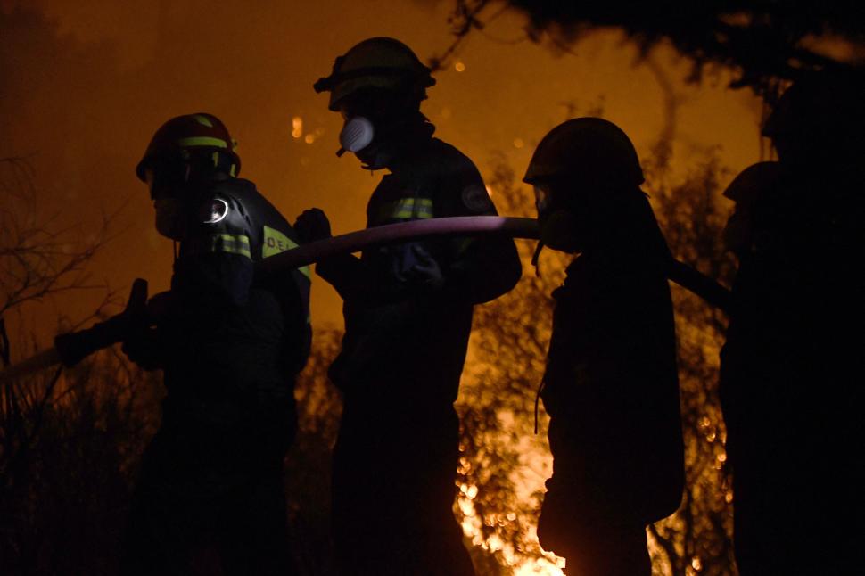 Iadul de flăcări din Grecia: a fost salvat situl Olimpia Antică. Pe insula Evia, oamenii au fost evacuați cu bărcile 720431