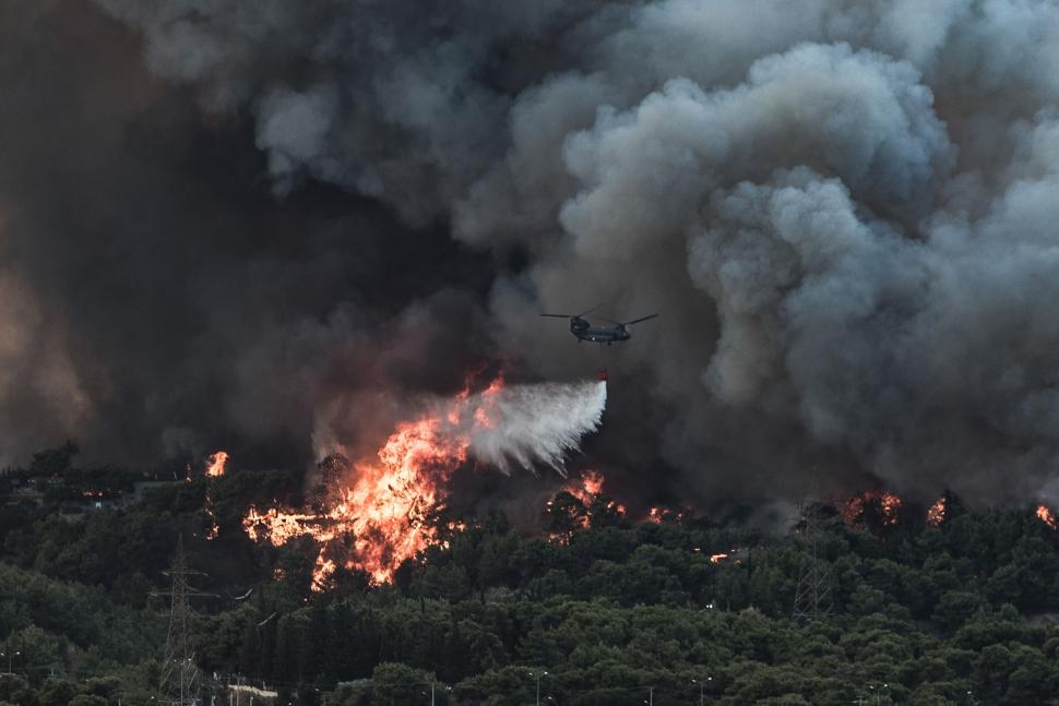 Iadul de flăcări din Grecia: a fost salvat situl Olimpia Antică. Pe insula Evia, oamenii au fost evacuați cu bărcile 720434