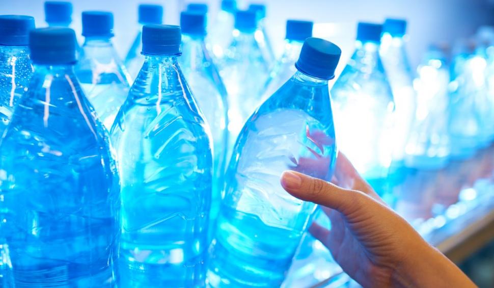 Apa din sticla de plastic poate deveni cancerigenă vara. Fizician: "Când PET-urile stau în soare, compuși chimici se transferă în apă"