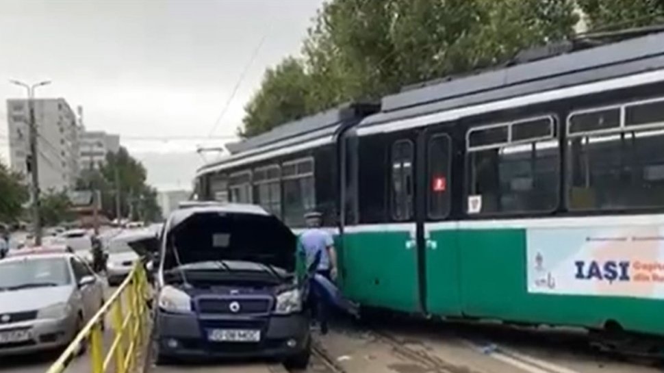 Accident grav în Iași între un tramvai și un autoturism! O persoană a rămas încarcerată