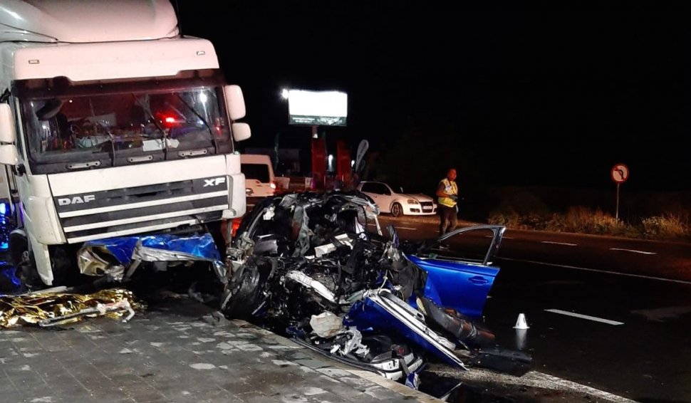 Trei tineri au murit pe loc, într-o mașină strivită de un TIR, pe centura orașului Focșani