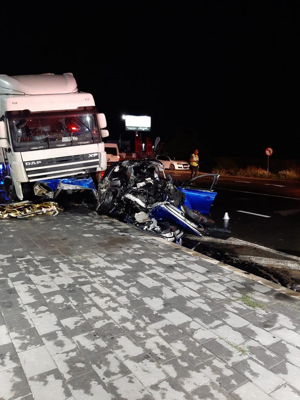 Trei tineri au murit pe loc, într-o mașină strivită de un TIR, pe centura orașului Focșani 720599