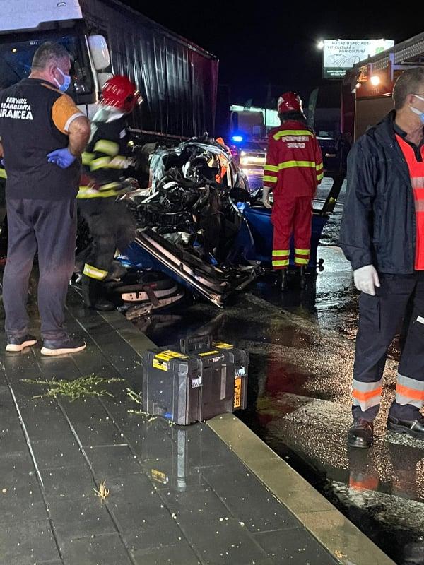 Trei tineri au murit pe loc, într-o mașină strivită de un TIR, pe centura orașului Focșani 720606