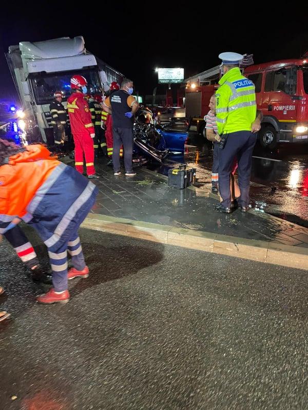 Trei tineri au murit pe loc, într-o mașină strivită de un TIR, pe centura orașului Focșani 720607