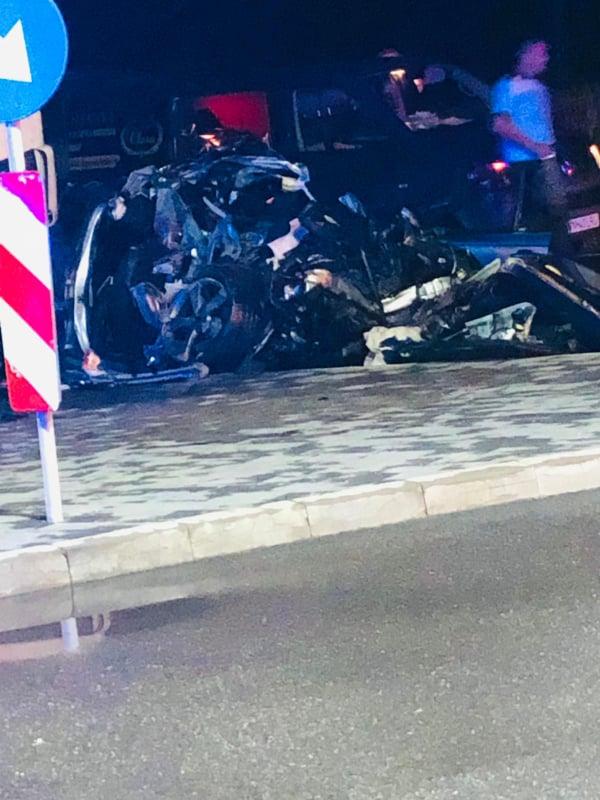 Trei tineri au murit pe loc, într-o mașină strivită de un TIR, pe centura orașului Focșani 720608
