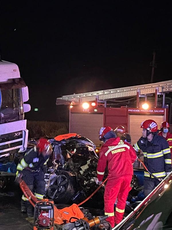 Trei tineri au murit pe loc, într-o mașină strivită de un TIR, pe centura orașului Focșani 720609