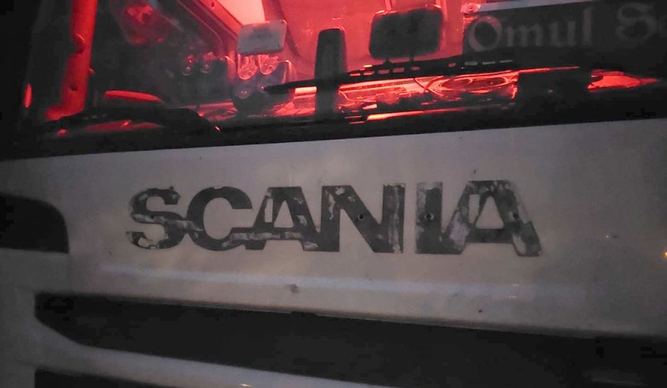Camionul unui şofer român, vandalizat de alţi români, într-o parcare din Paris: "Orice român care nu e analfabet ar fi ştiut"