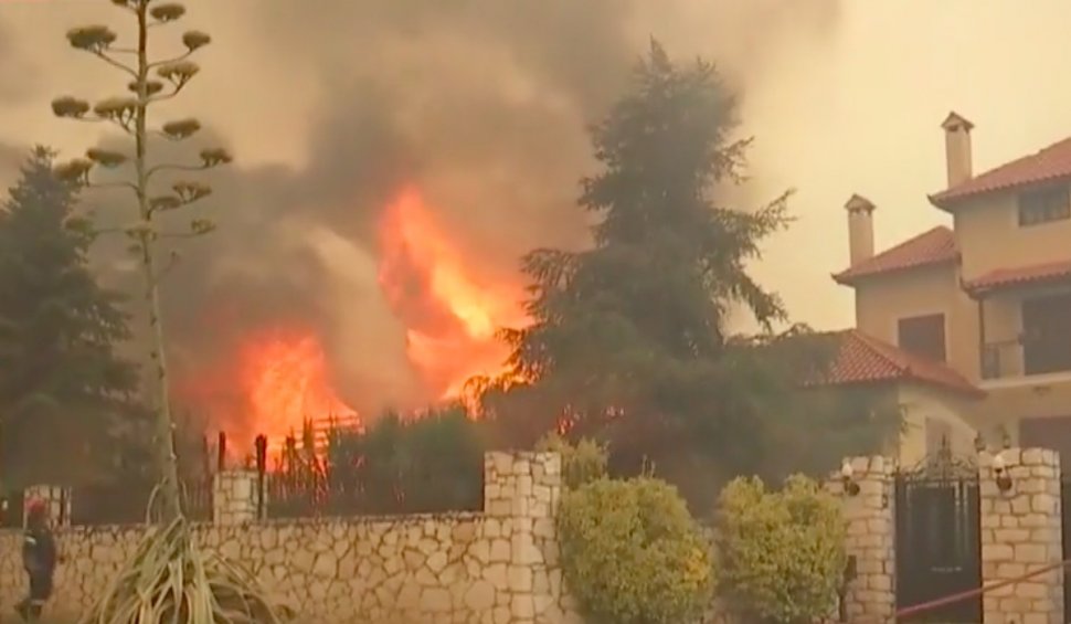 Imagini din Grecia cuprinsă de flăcări: Incendiul s-a extins la case, "sar bucăți fierbinți de pe acoperiș"
