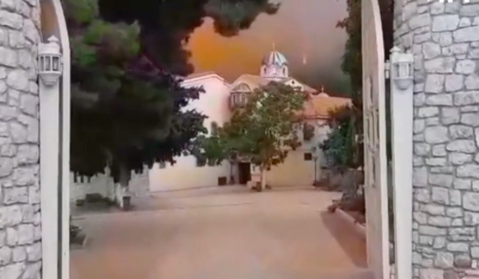 Mănăstirea Sf. David din insula grecească Evia, a scăpat neatinsă de foc, deși era înconjurată de flăcări. Călugării s-au rugat pentru un miracol