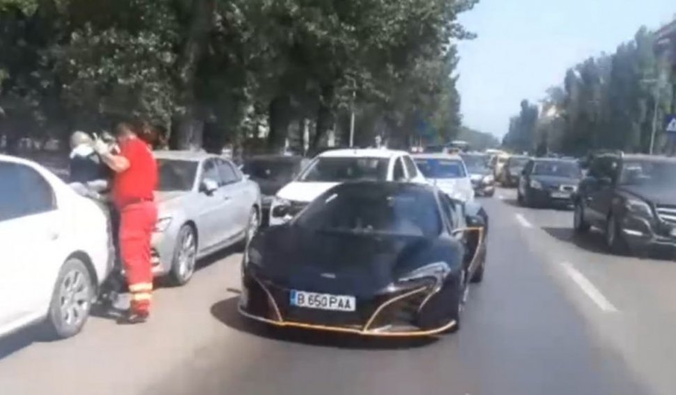 Un McLaren de 200.000 de euro, implicat într-un accident în Mamaia, când stătea la zebră