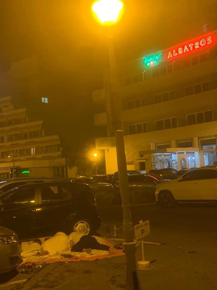 Familie de turişti, surprinsă când doarme pe un cearşaf, în parcarea unui hotel din Mamaia 720797