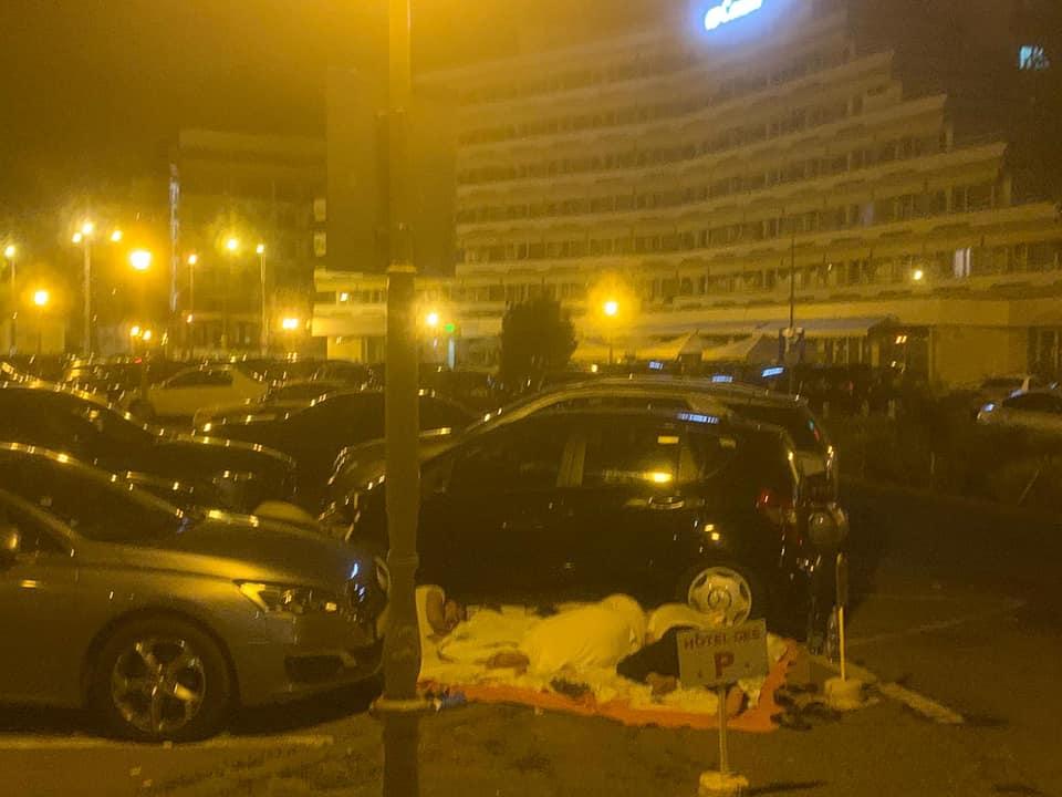 Familie de turişti, surprinsă când doarme pe un cearşaf, în parcarea unui hotel din Mamaia 720798