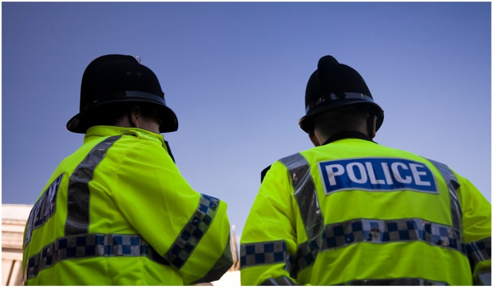 Doi polițiști au fost atacați cu un cuțit la Londra