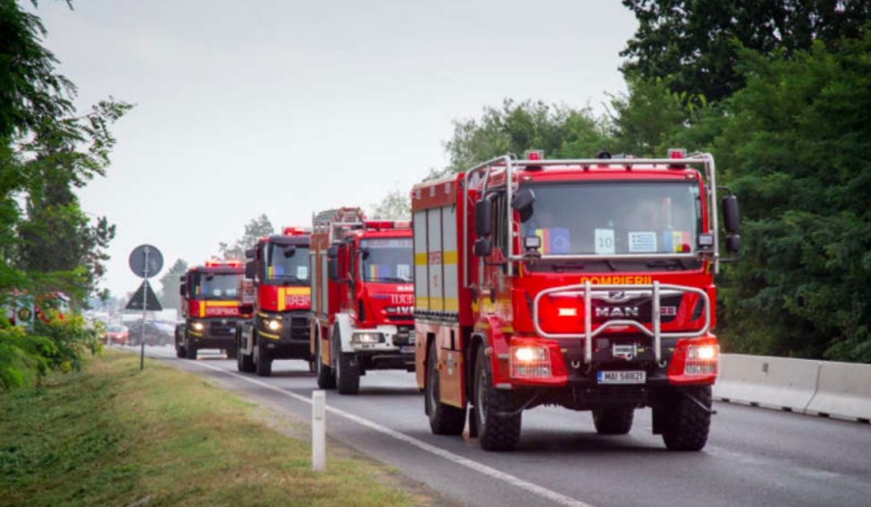 Pompierii români care vor ajuta la stingerea incendiilor din Grecia au ajuns în Atena