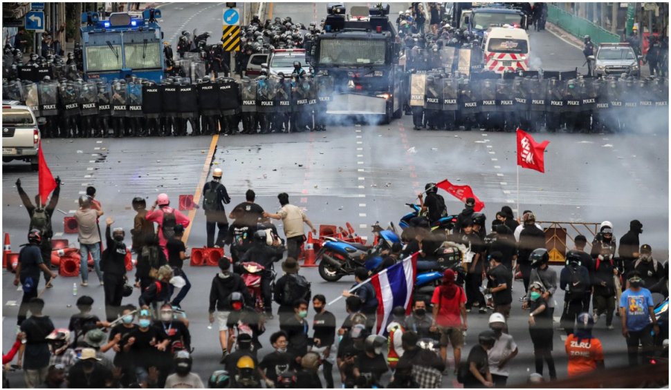 Proteste pro-democrației în Thailanda. Poliția intervine cu gloanțe de cauciuc și gaze lacrimogene