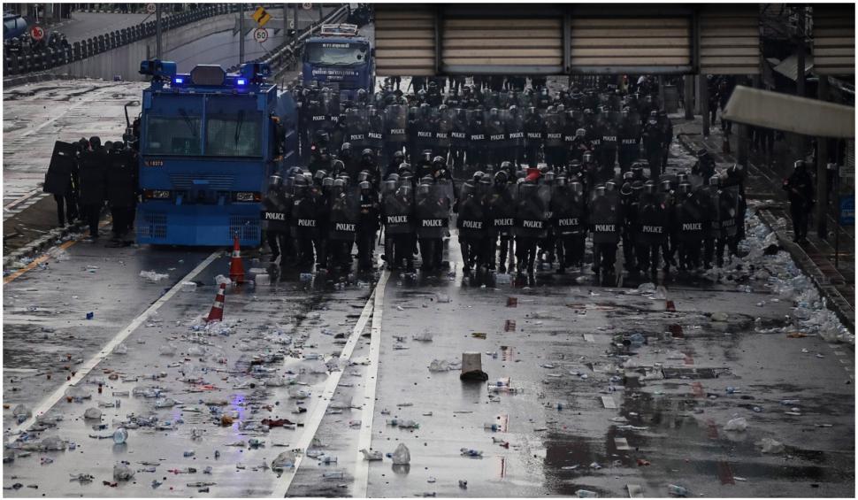 Proteste pro-democrației în Thailanda. Poliția intervine cu gloanțe de cauciuc și gaze lacrimogene 720852