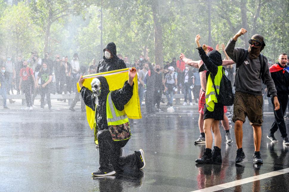 Sute de mii de oameni protestează în Franţa: "COVID a fost creat pentru a elimina oameni, suntem prea mulți pe Pământ" 720870